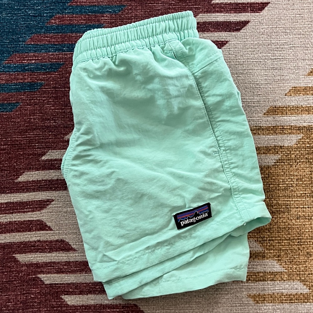 Patagonia baggies shorts size medium-ready for play!